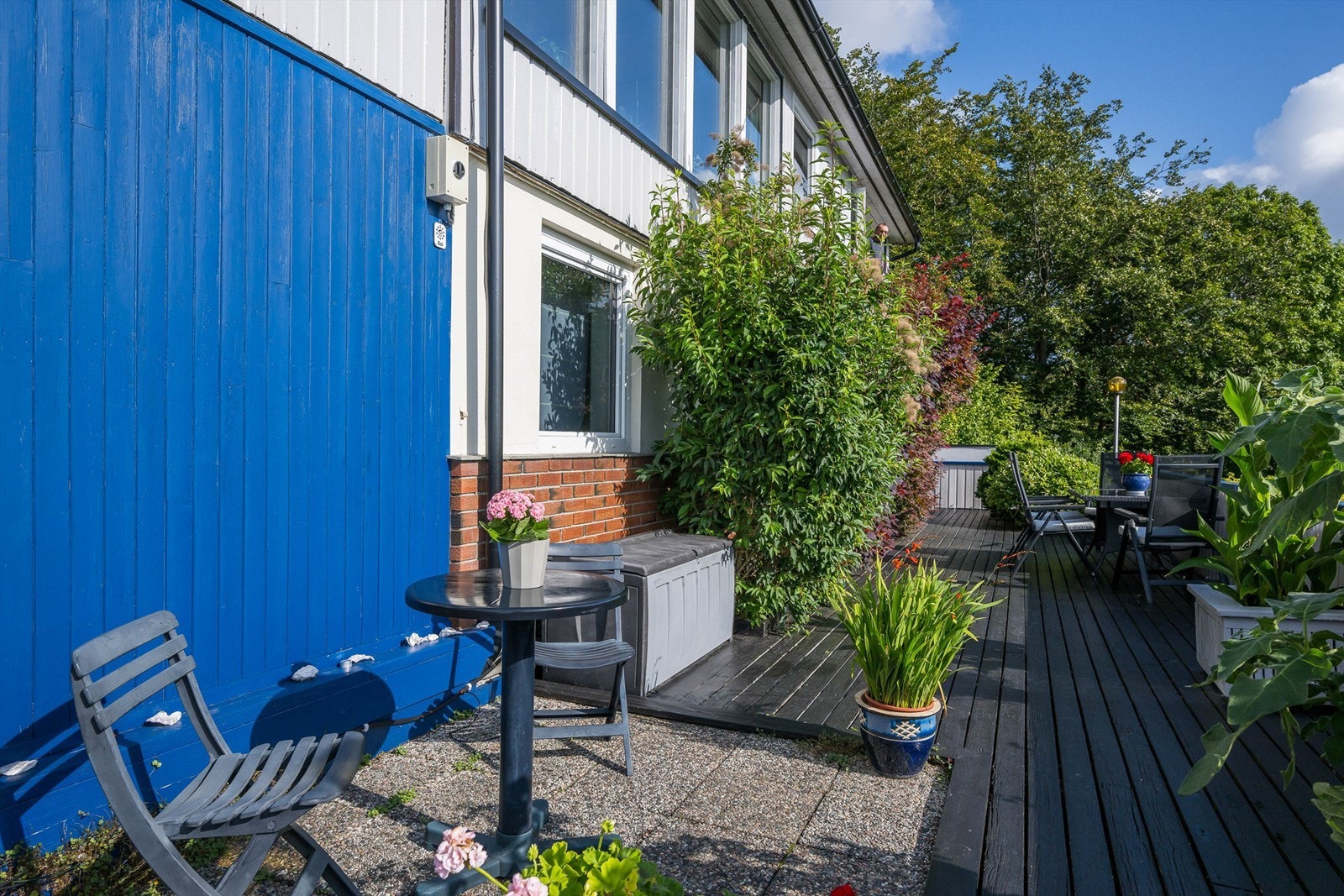 Uteplass i solveggen. Galleribilde