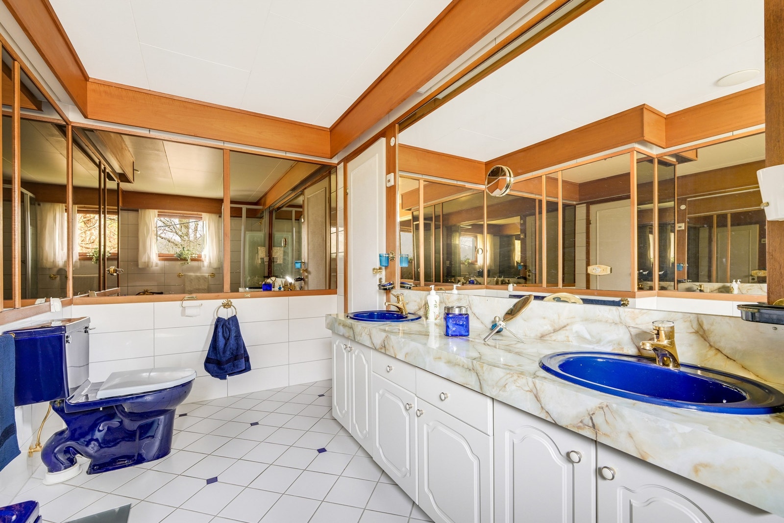 Badet er innredet med nedfelt servant, veggmontert toalett og dusjvegger/hjørne. Galleribilde