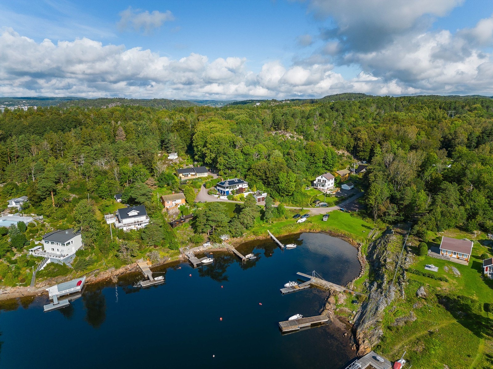 Her bor du med umiddelbar nærhet til vannet i et etablert boligområde nest innerst i en blindvei med port rett ut til kyststien og fantastisk natur. Galleribilde