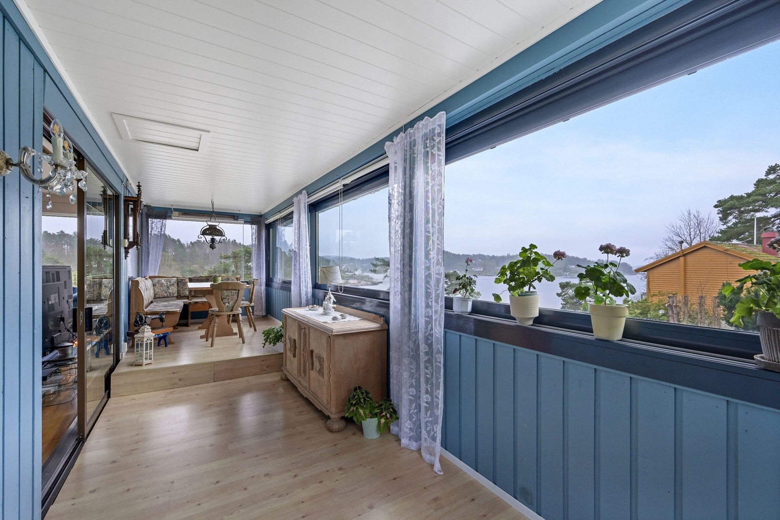 Fra stuen har du adkomst til en innglasset balkong (innglassingen av balkongen fremkommer ikke på bygningstegningene) Galleribilde