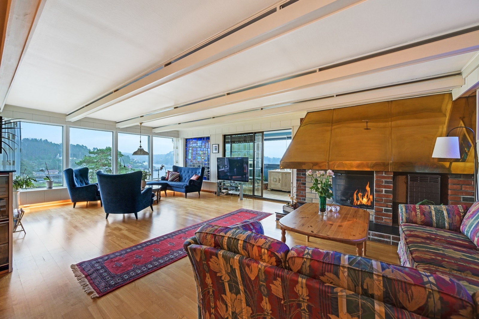 Romslig stue med god plass til sofamøblement - nydelig utsikt. Galleribilde