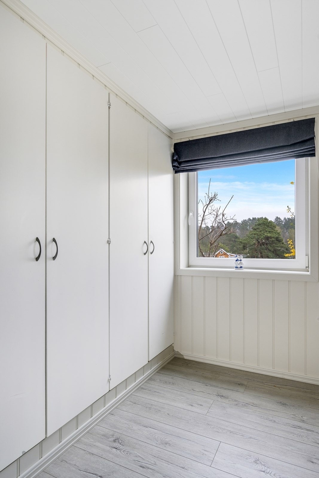 Plassbygget garderobeskap til gode oppbevaringsmuligheter. Galleribilde