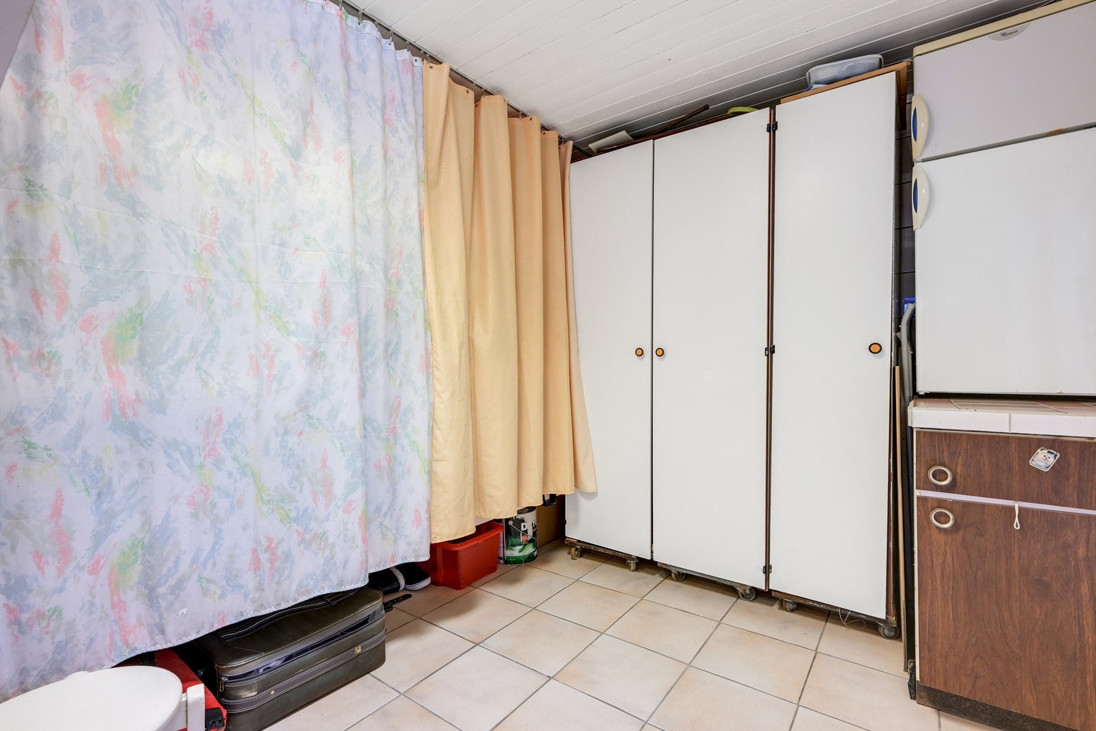 Oppbevaring i bod. Ved siden av vaskerommet Galleribilde