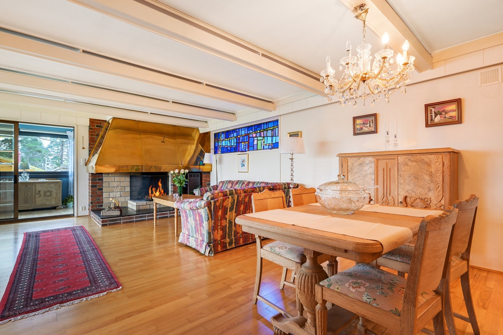 I tilknytning til stuen er det innredet med et hyggelig spisemøblemt. Galleribilde