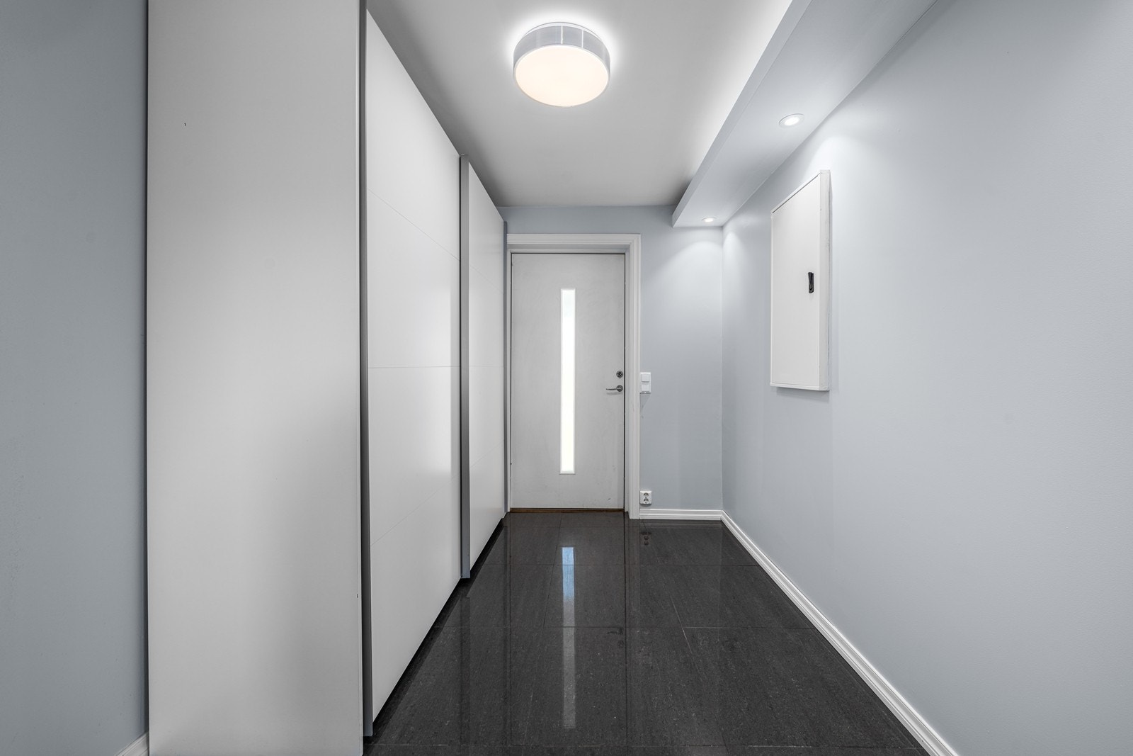 Velkommen inn | Entré - 1. etsje med flislagt gulv og god plass til oppbevaring. Galleribilde