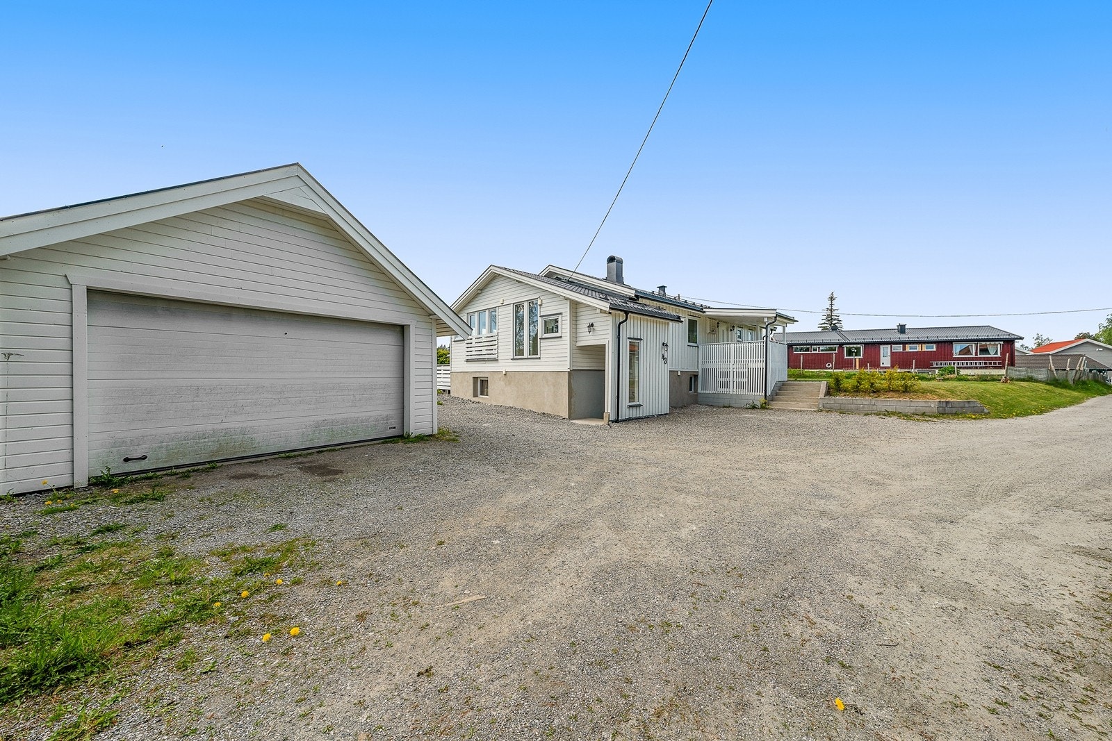 Parkering i dobbeltgarasje og god plass på egen gårdsplass. Galleribilde