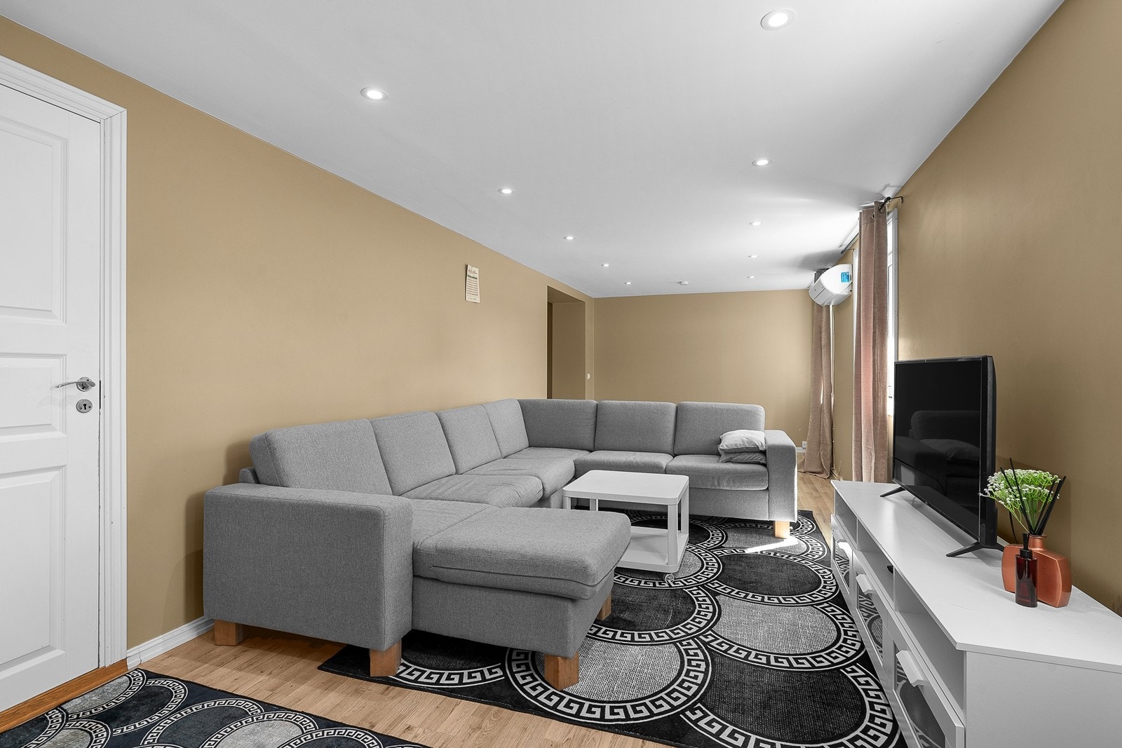 Godt med spotter og montert luft-til-luft varmepumpe. Galleribilde