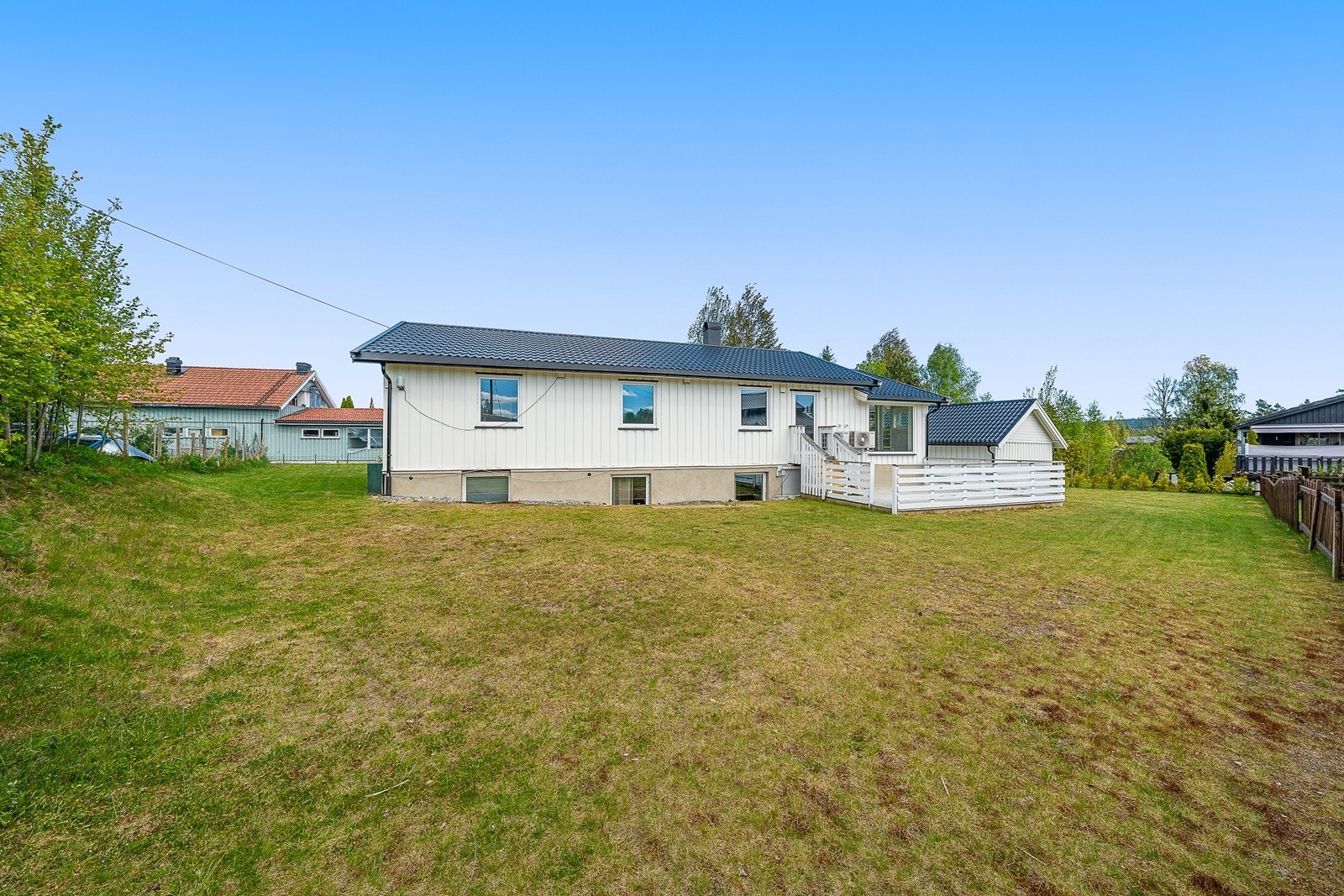 Stor hage på baksiden med god plass til trampoline og med gode solforhold. Galleribilde