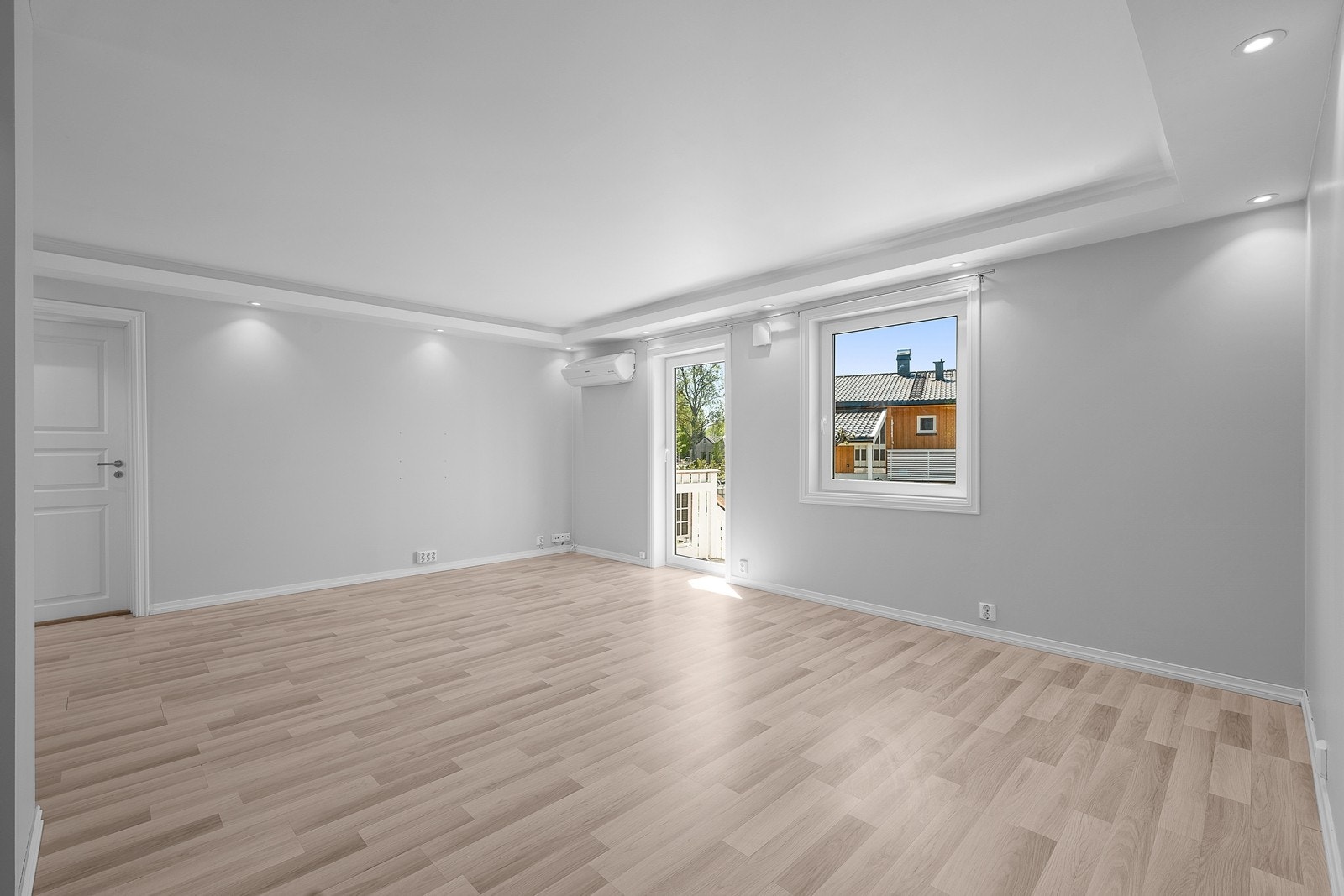 Direkte utgang til terrasse med videre utgang til hagen. Galleribilde