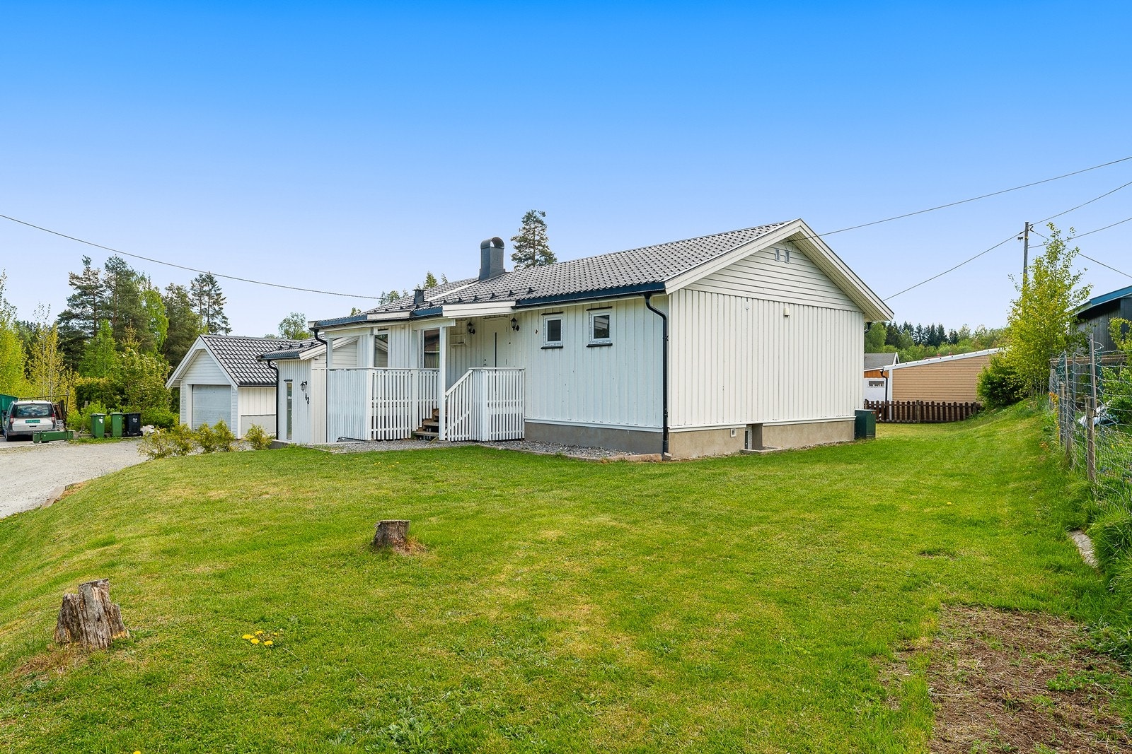 Boligen ligger rolig til innerst i blindveg og stor hage for barna å boltre seg på. Galleribilde