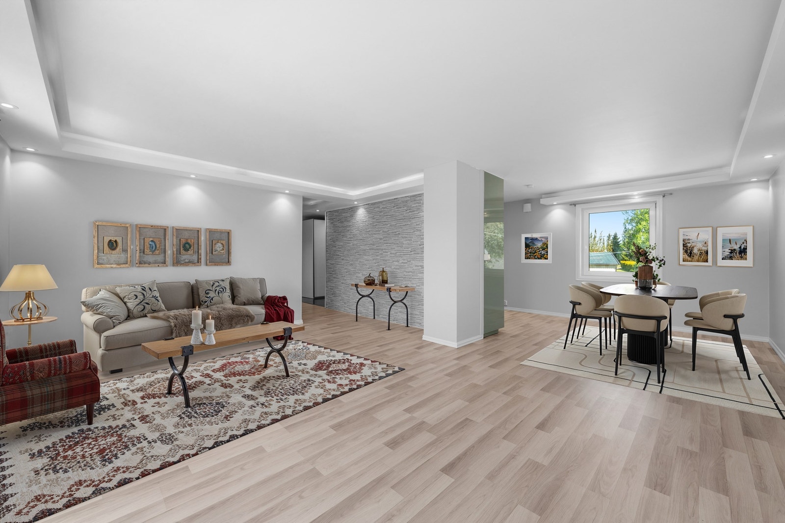 Digitalt stylet stue | Stue i åpen løsning mot stuen gjennomført på en god måte med god plass til spisebord mellom rommene. Galleribilde