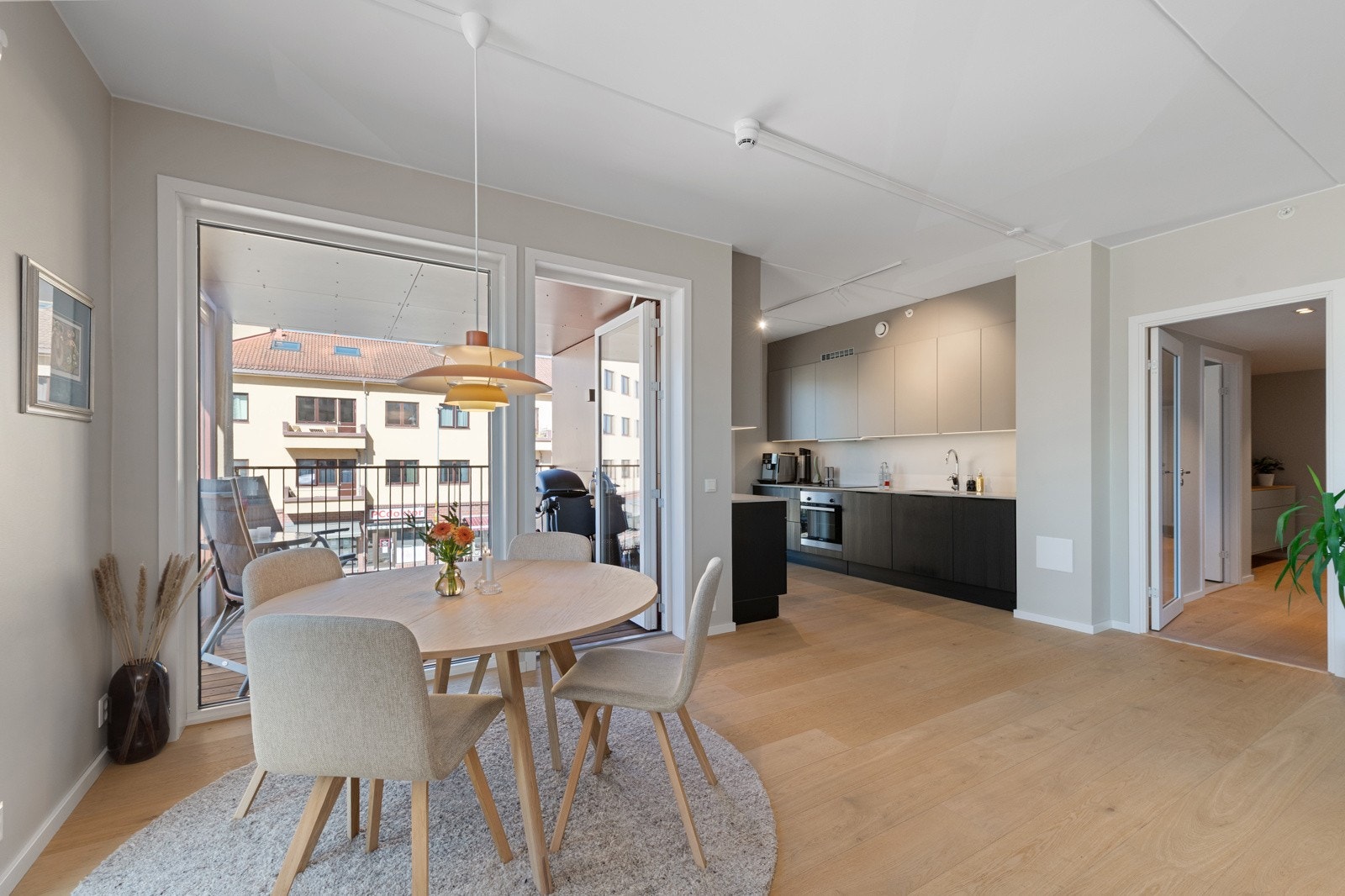 God plass til flere møbelgrupper Galleribilde