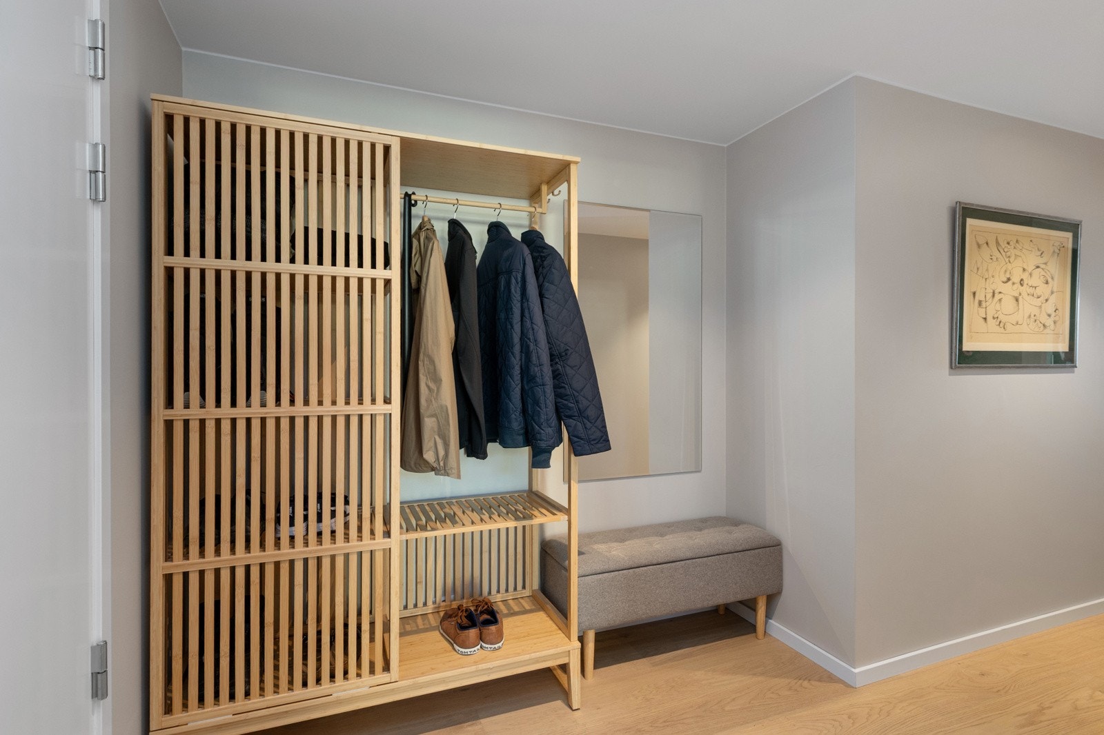 Entré med god plass til garderobeløsninger Galleribilde