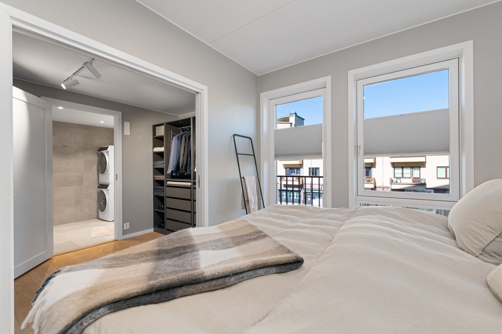 Et flott hovedsoverom med en suite løsning Galleribilde