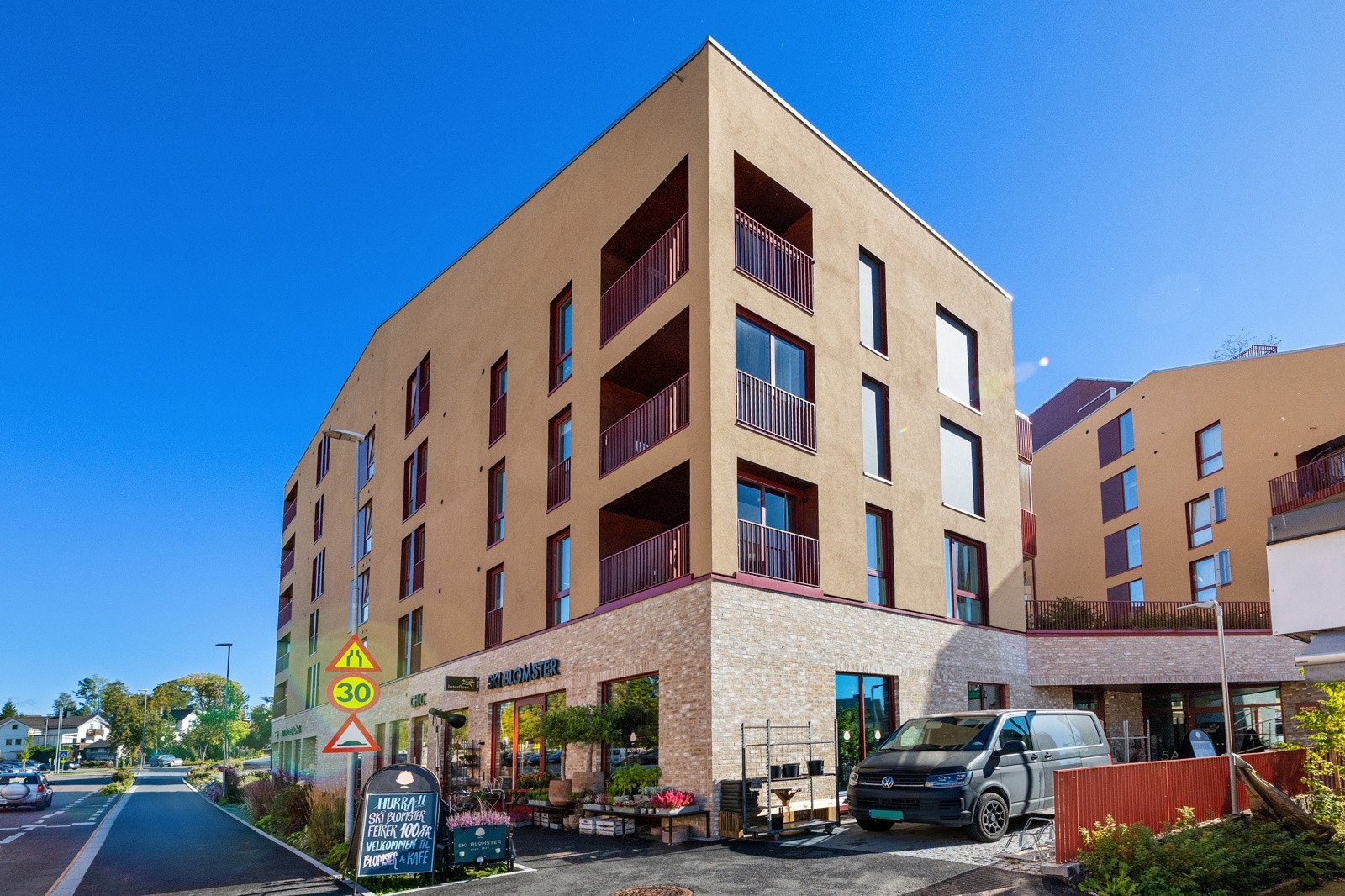 Blomster i 1. etg - en frodig og hyggelig nabo Galleribilde