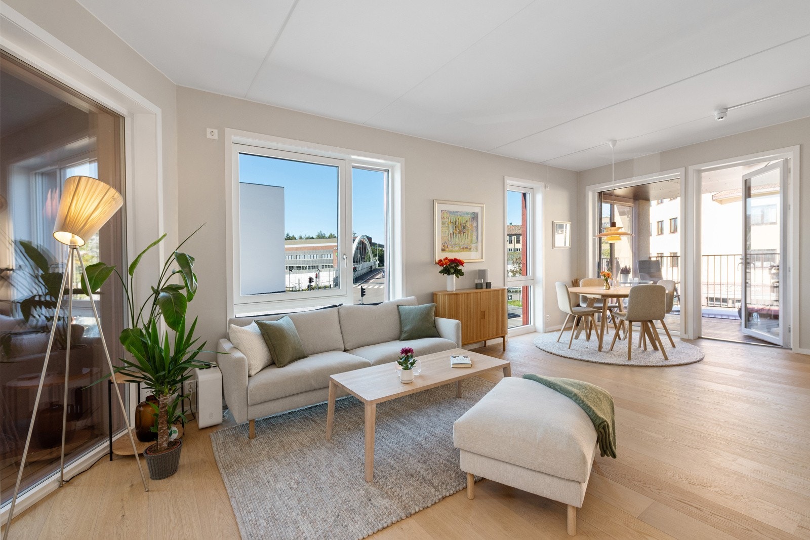 Store vinduer på 3 sider gir stuen masse naturlig lys Galleribilde