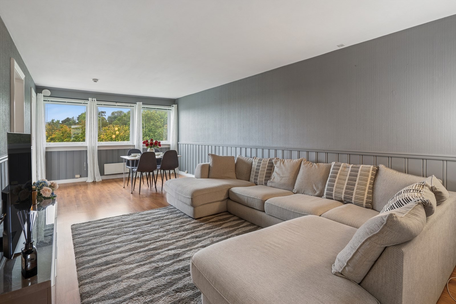 Åpen stueløsning med utgang til balkong. Galleribilde