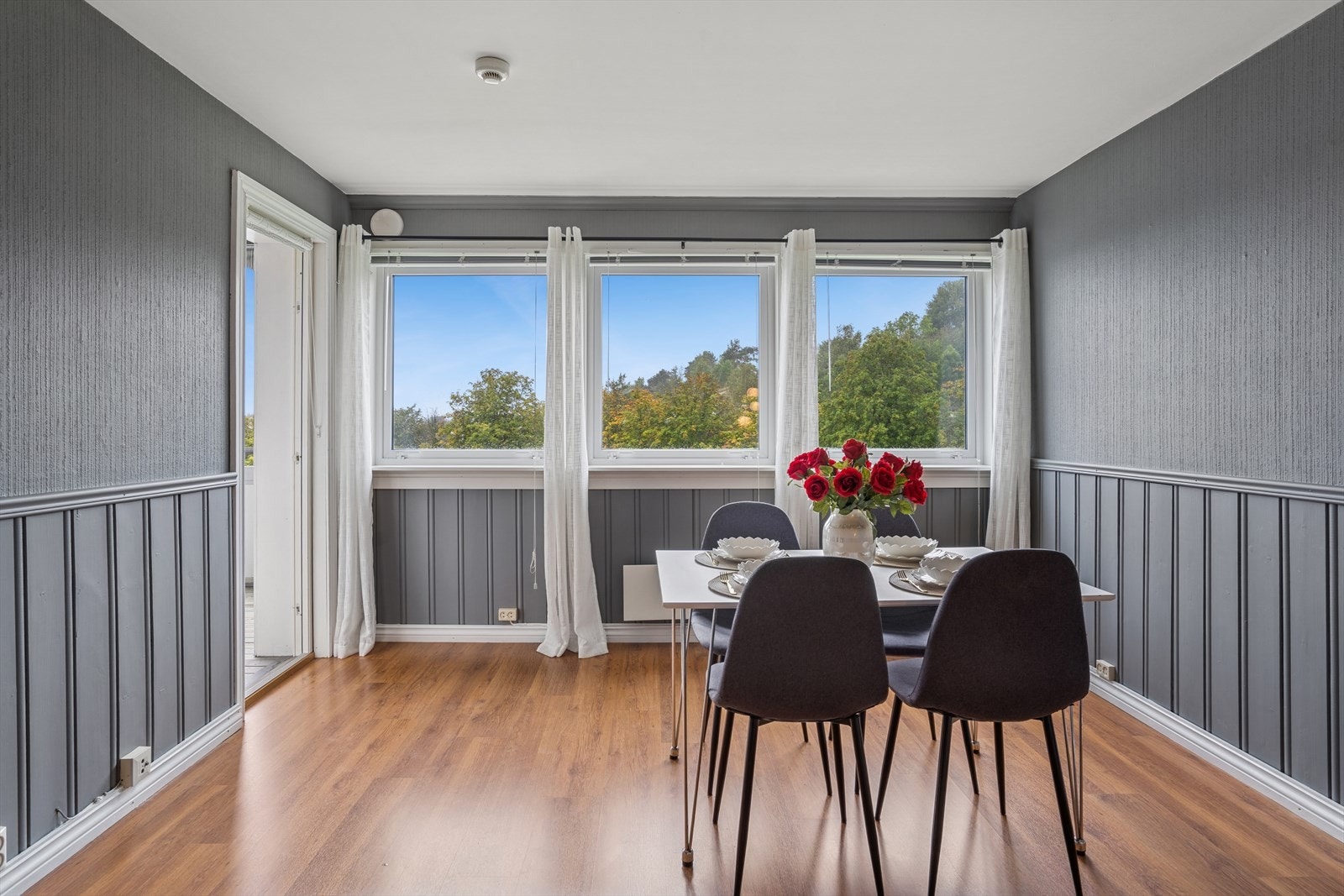 Lys spiseplass med flott utsikt mot grøntområder. Galleribilde