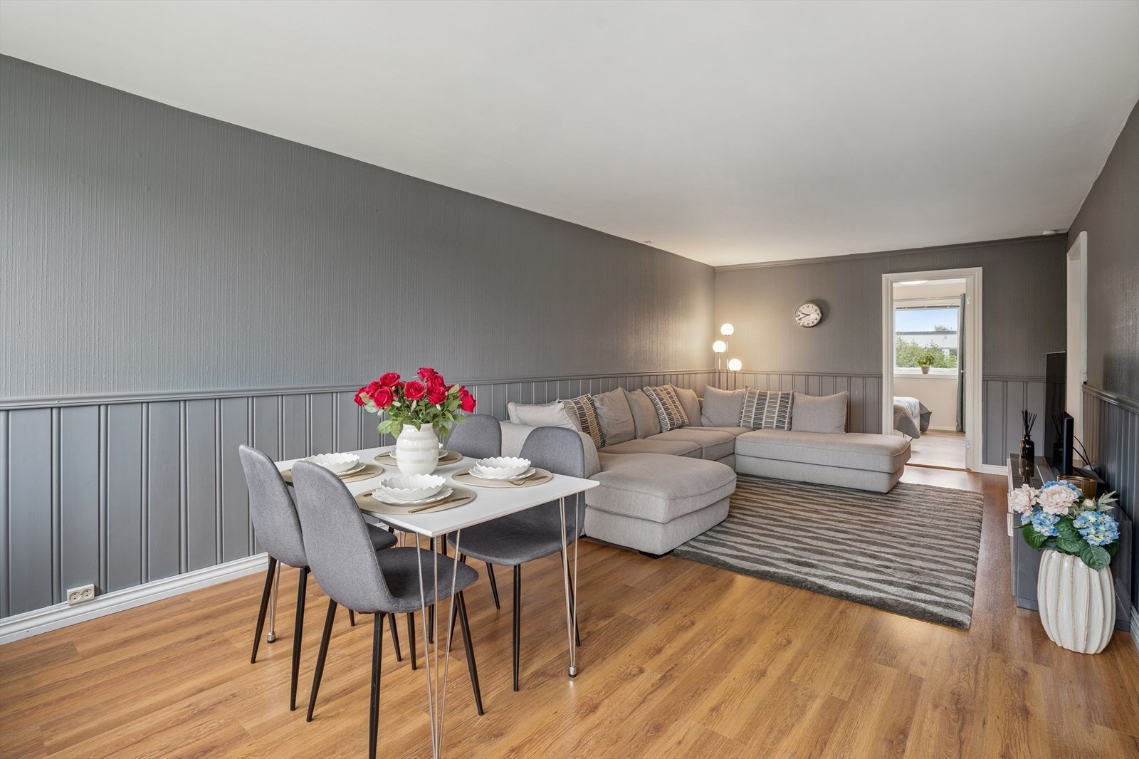 God romfølelse med store vindusflater som slipper inn lys. Galleribilde