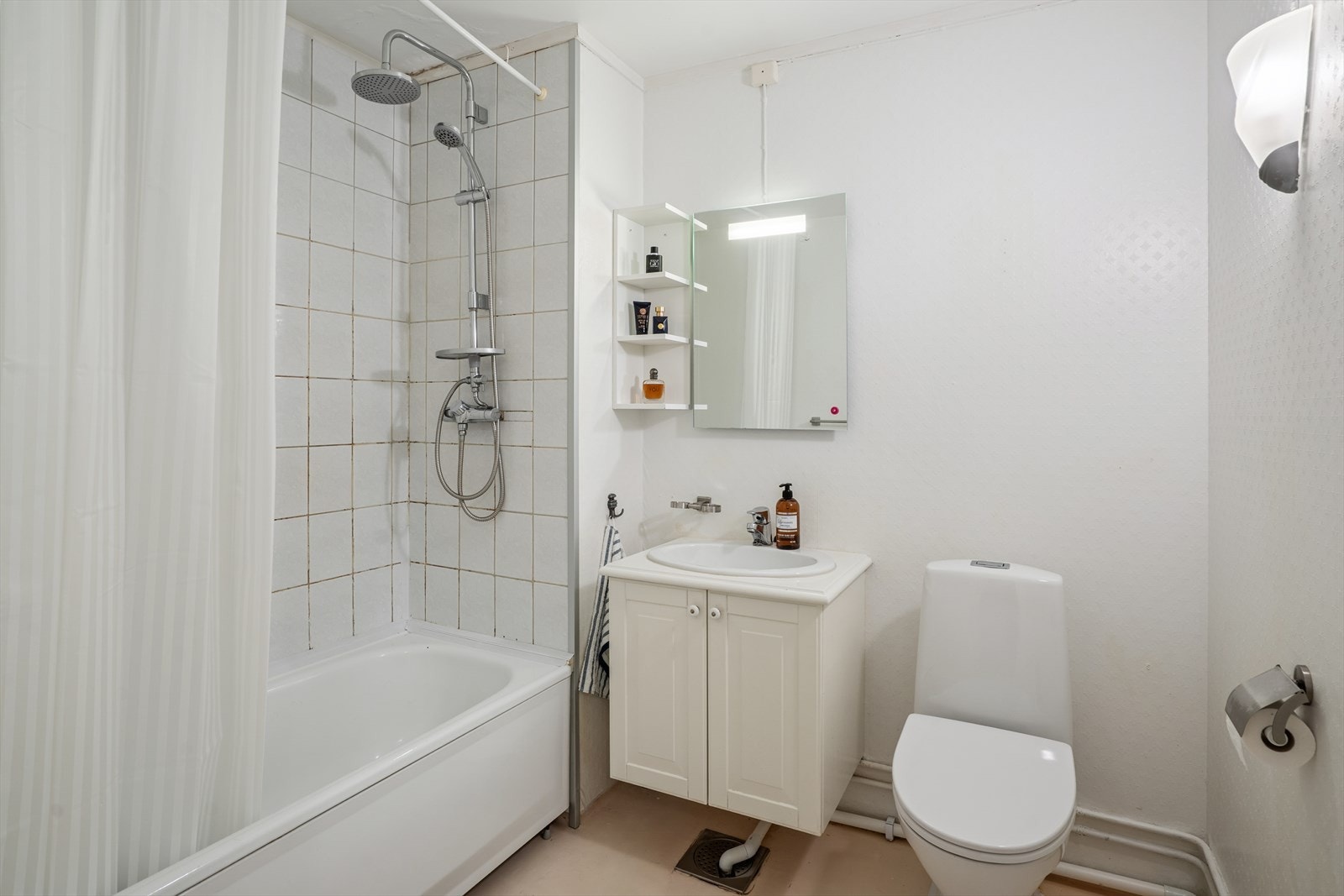 Baderom med dusjhjørne og badekar. Galleribilde