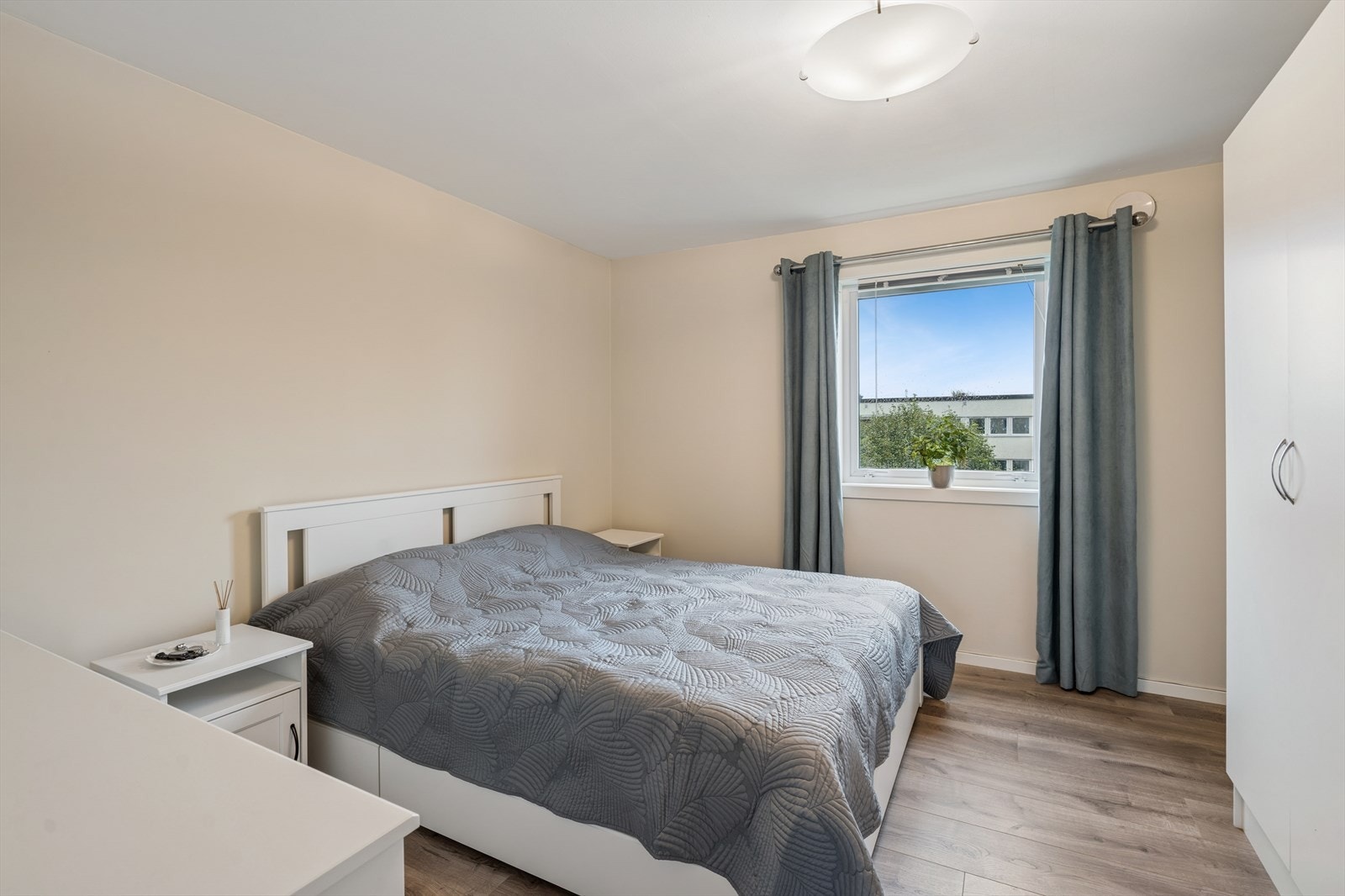 Hovedsoverom med dobbeltseng og oppgraderte overflater. Galleribilde