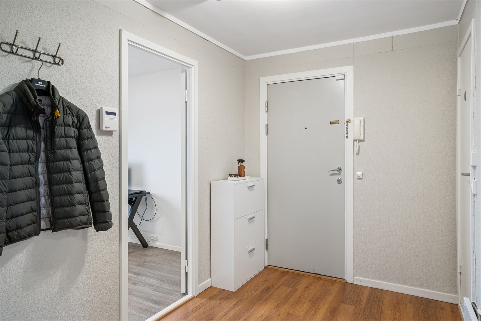 Velkommen inn - entré med plass til yttertøy og sko. Galleribilde