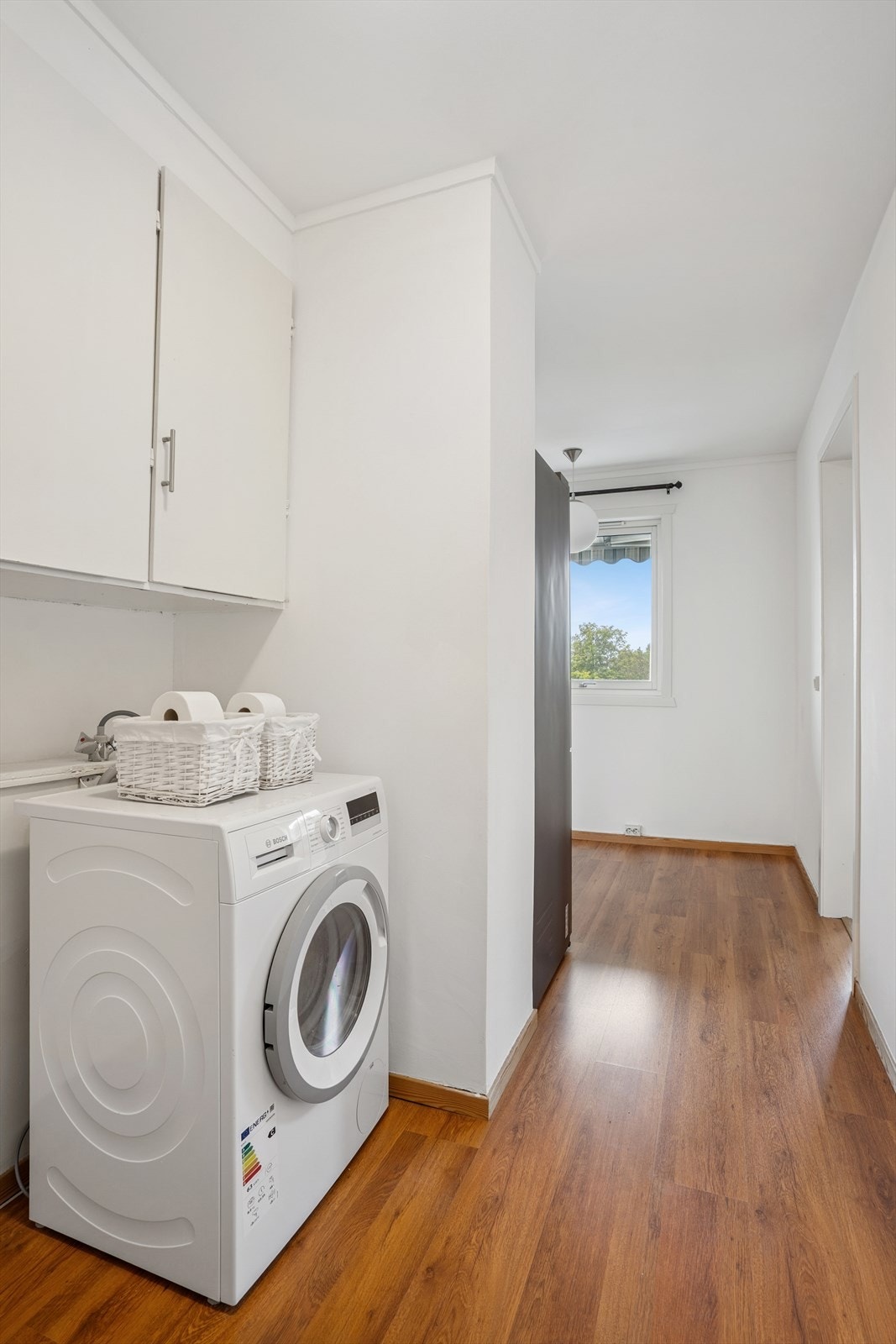 Praktisk vaskerom med opplegg til vaskemaskin Galleribilde