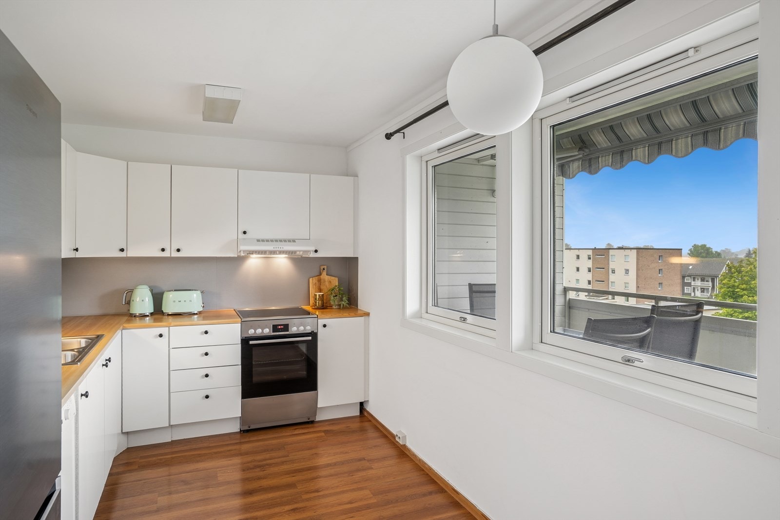 Praktisk kjøkkenkrok med vindu som slipper inn lys. Galleribilde