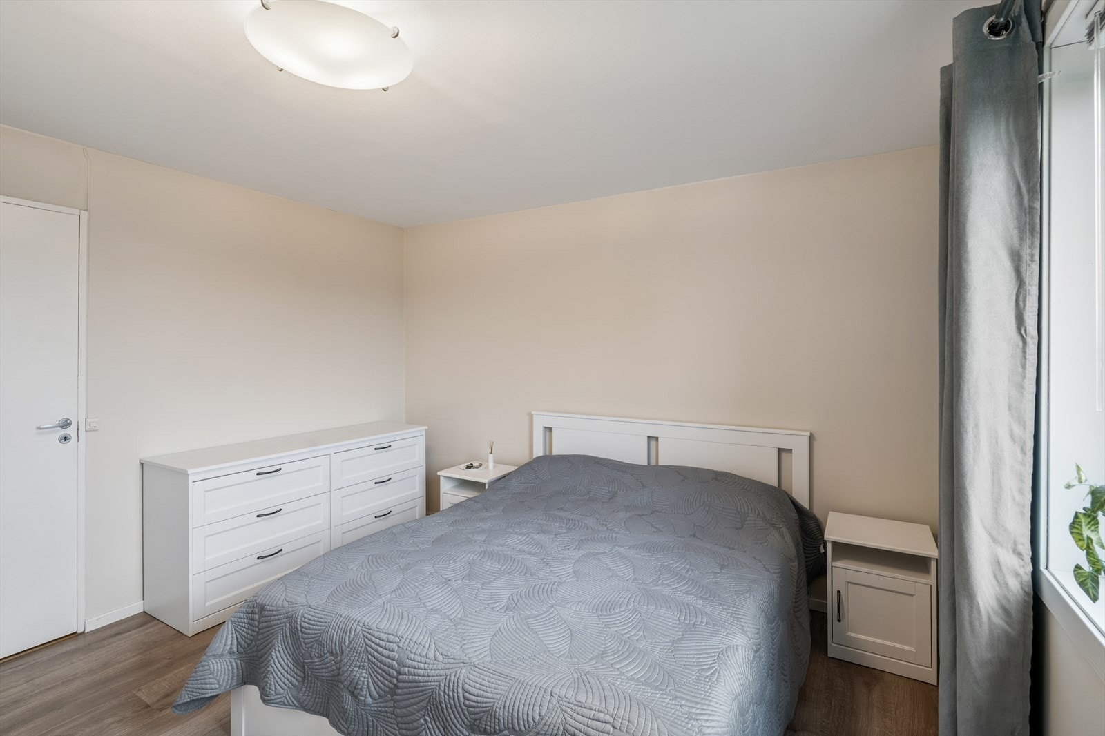 Det er god plass til skap og kommoder. Galleribilde