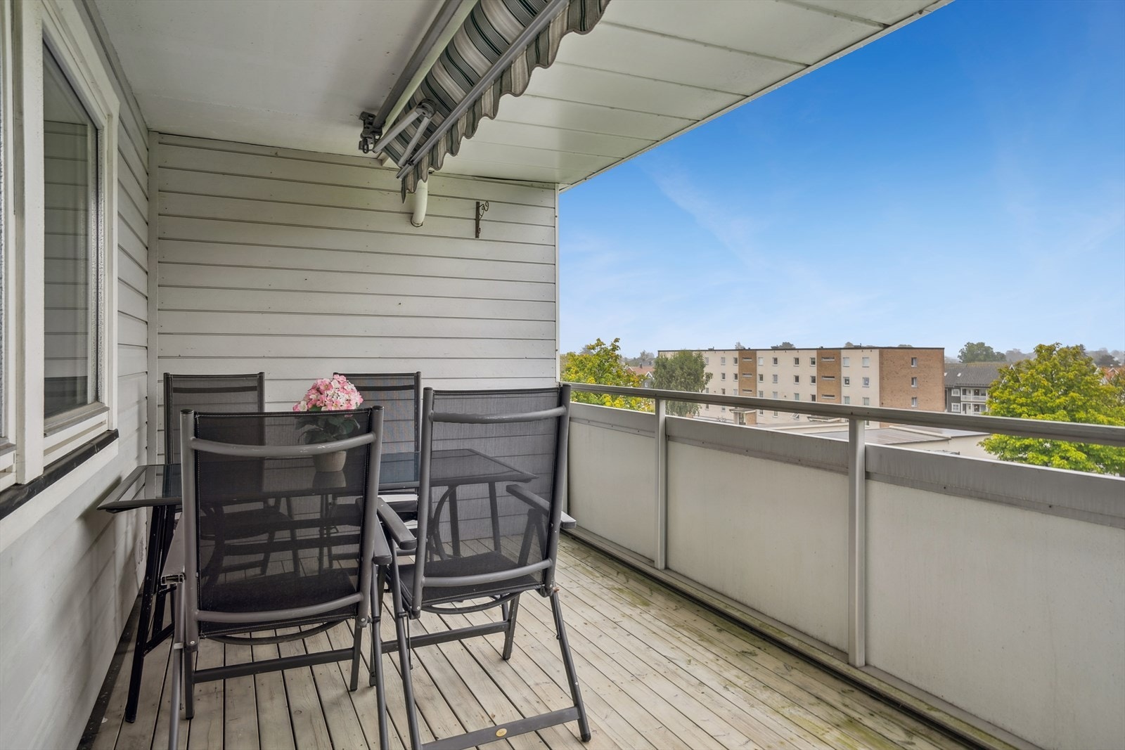 Solrik uteplass med god sitteplass og skjerming. Galleribilde