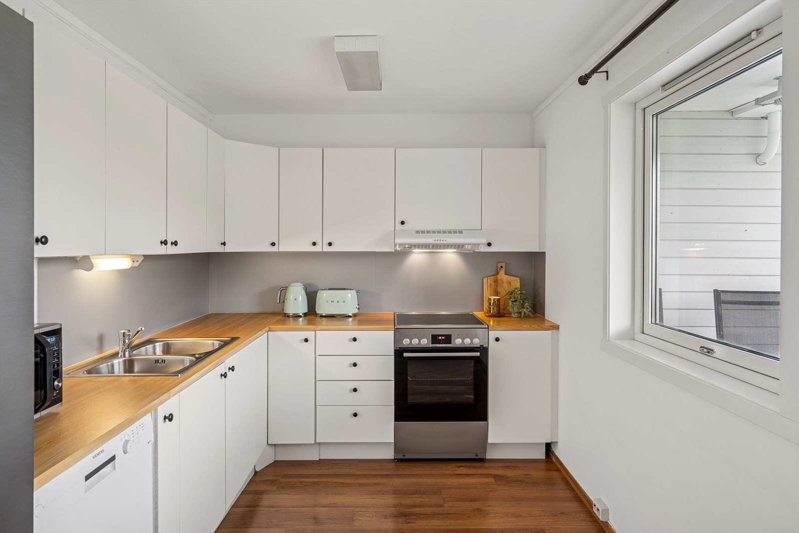 Funksjonelt kjøkken i tidløs utførelse. Galleribilde