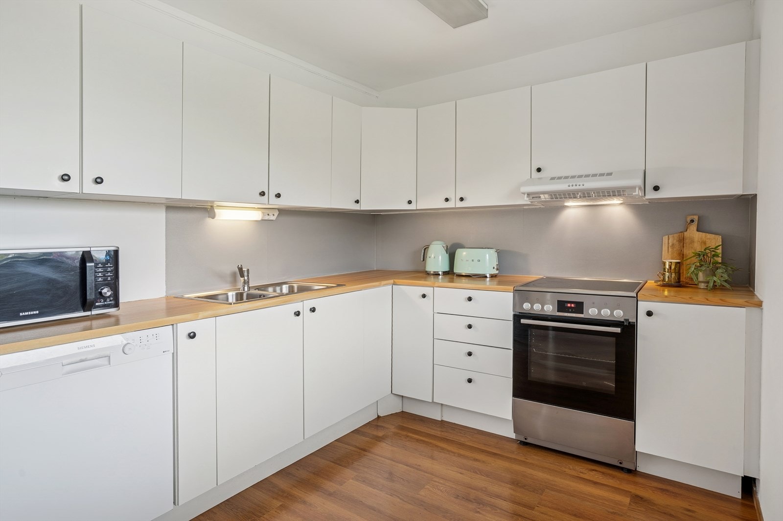 Kjøkken med rikelig skapplass. Galleribilde