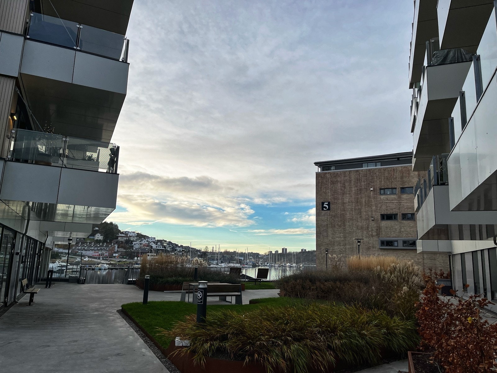 Fellesareal med sitteplasser og sjøutsikt Galleribilde