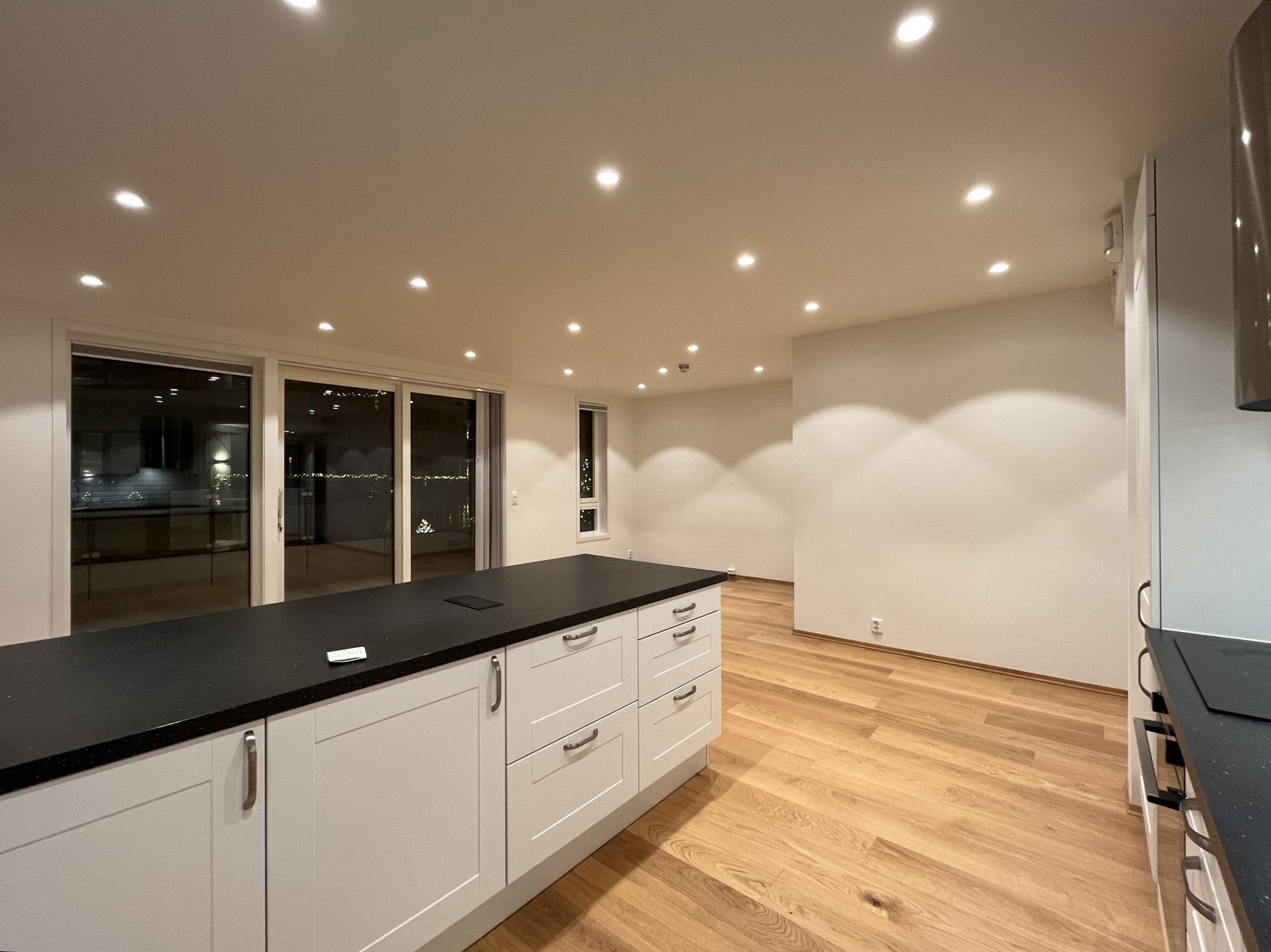 Kveldsbilde stue/kjøkken Galleribilde