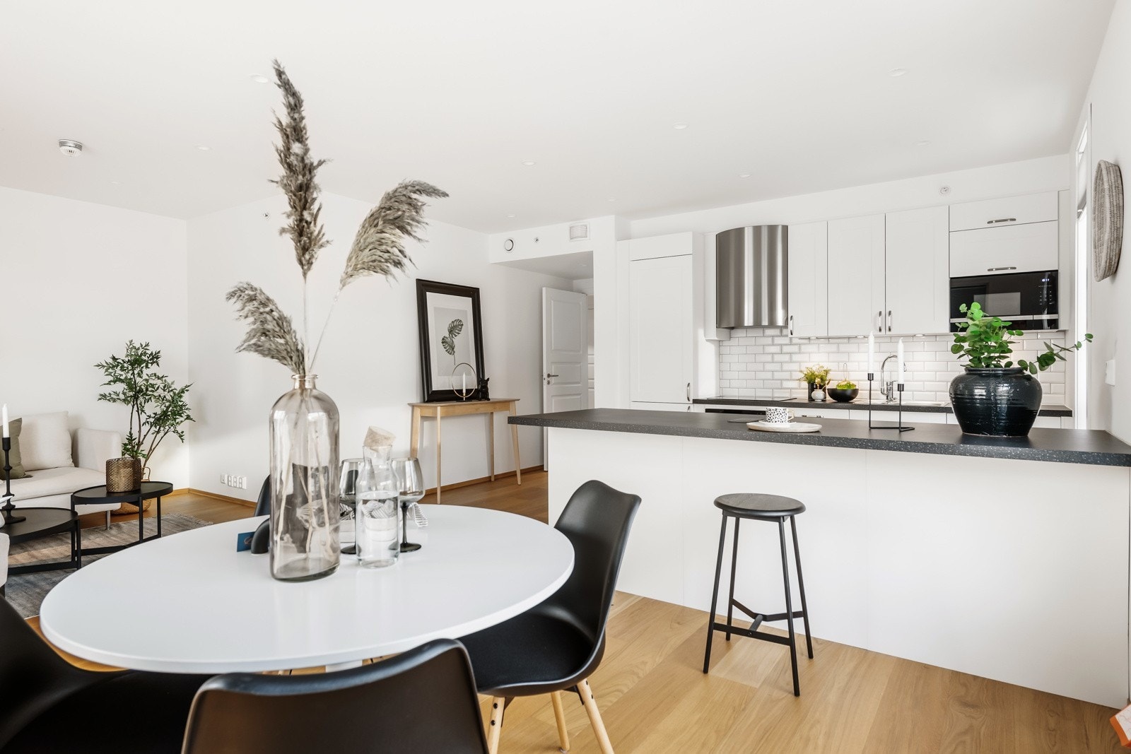 Stue med parkett gulv og hvite farger på veggene Galleribilde