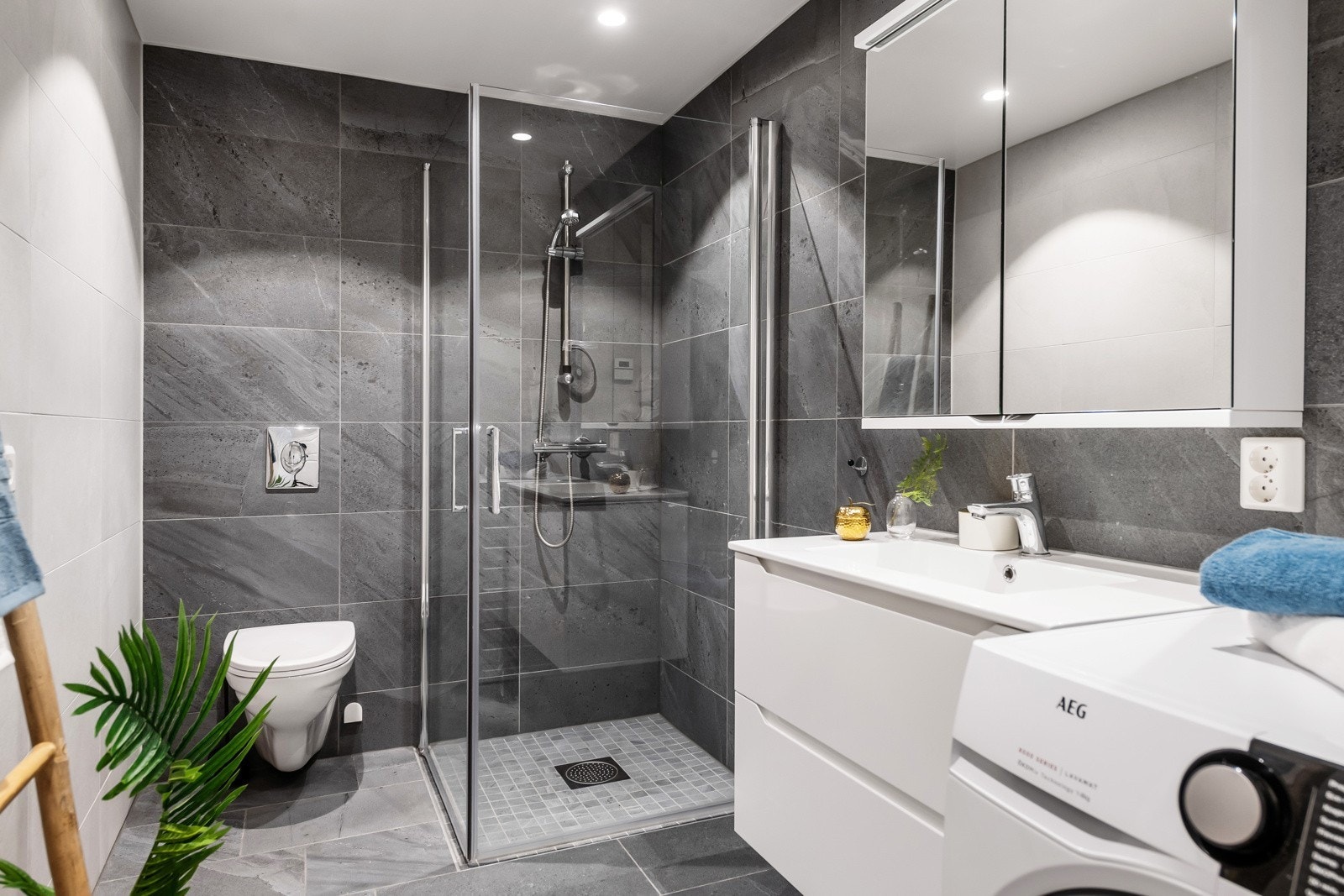 Pent bad med flislagte gulv og vegger. Gulvvarme og downlights i himling Galleribilde