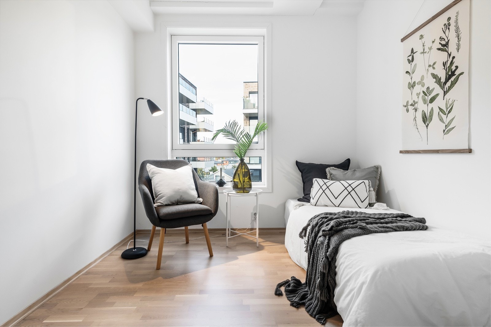 Det andre soverommet er romslig og har et stort vindu. Kan brukes som gjesterom/kontor Galleribilde