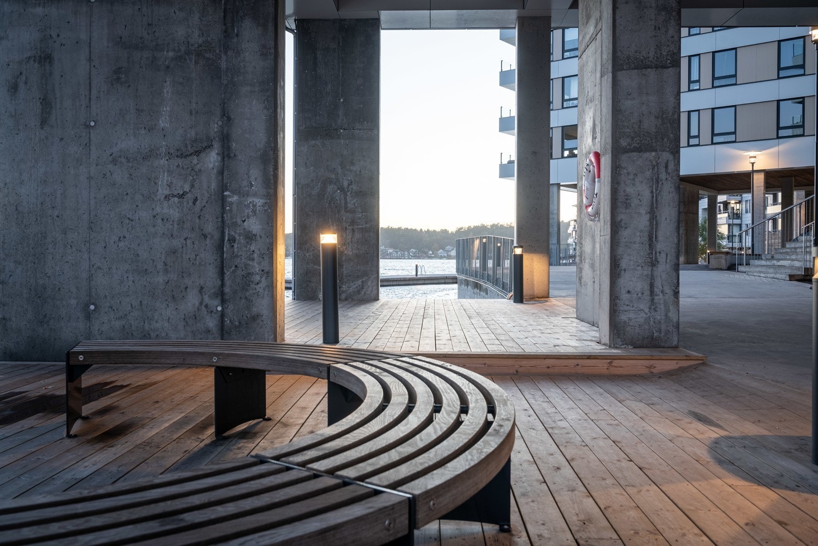 Fellesareal ved vannet med sittegrupper Galleribilde