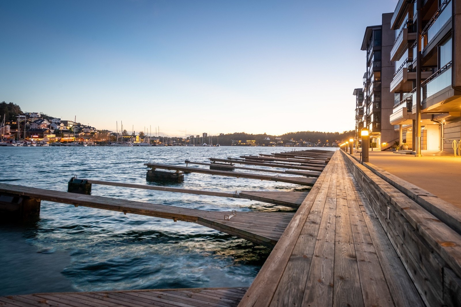 Brygga nede ved vannet Galleribilde