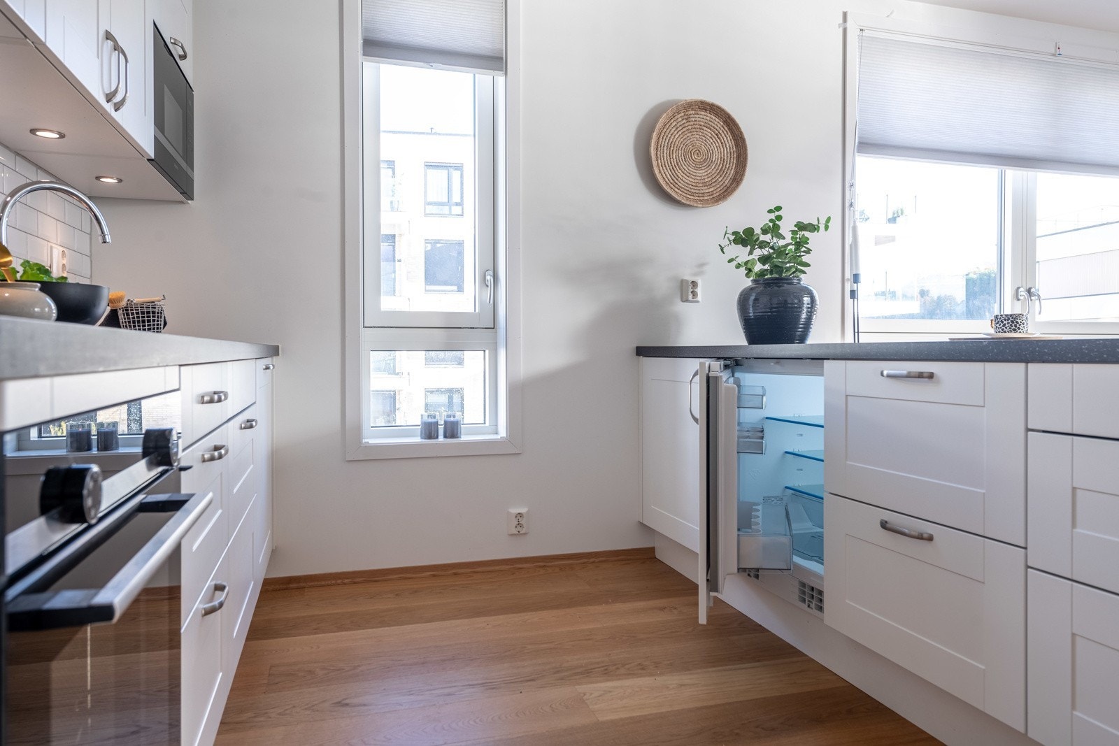 Kjøkkenet har også ekstra kjøle- og fryseskap Galleribilde