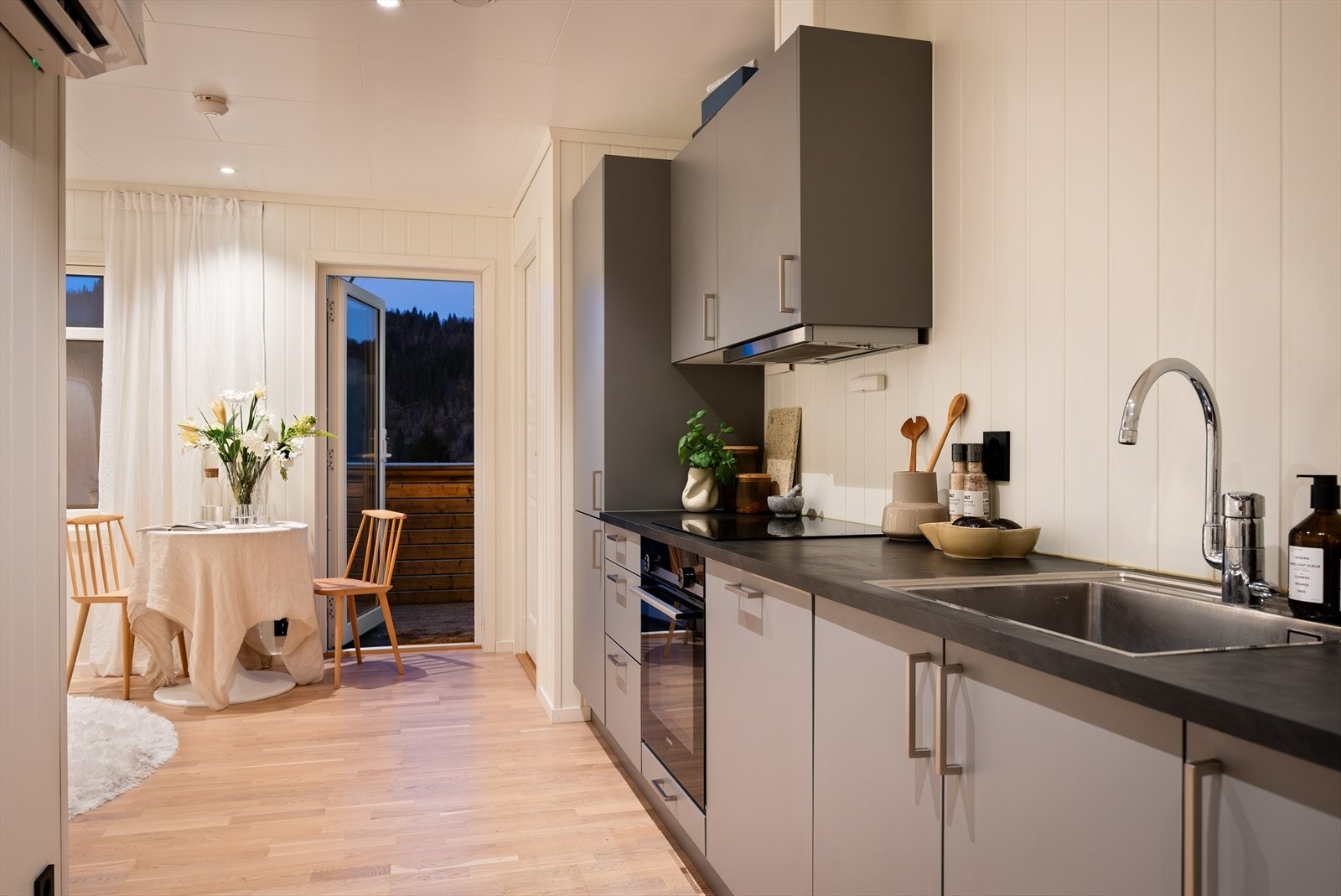 Kjøkkeninnredning med integrerte hvitevarer. Galleribilde