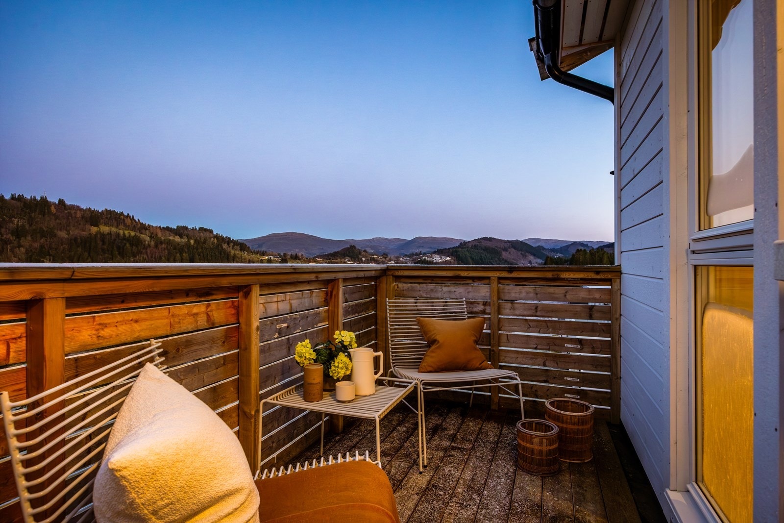 Koselig liten usjenert altan i tilknytning til stuen. Galleribilde