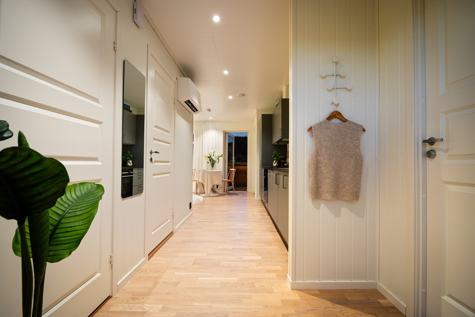 Lys gang med plass til oppheng for ytterklær. Galleribilde