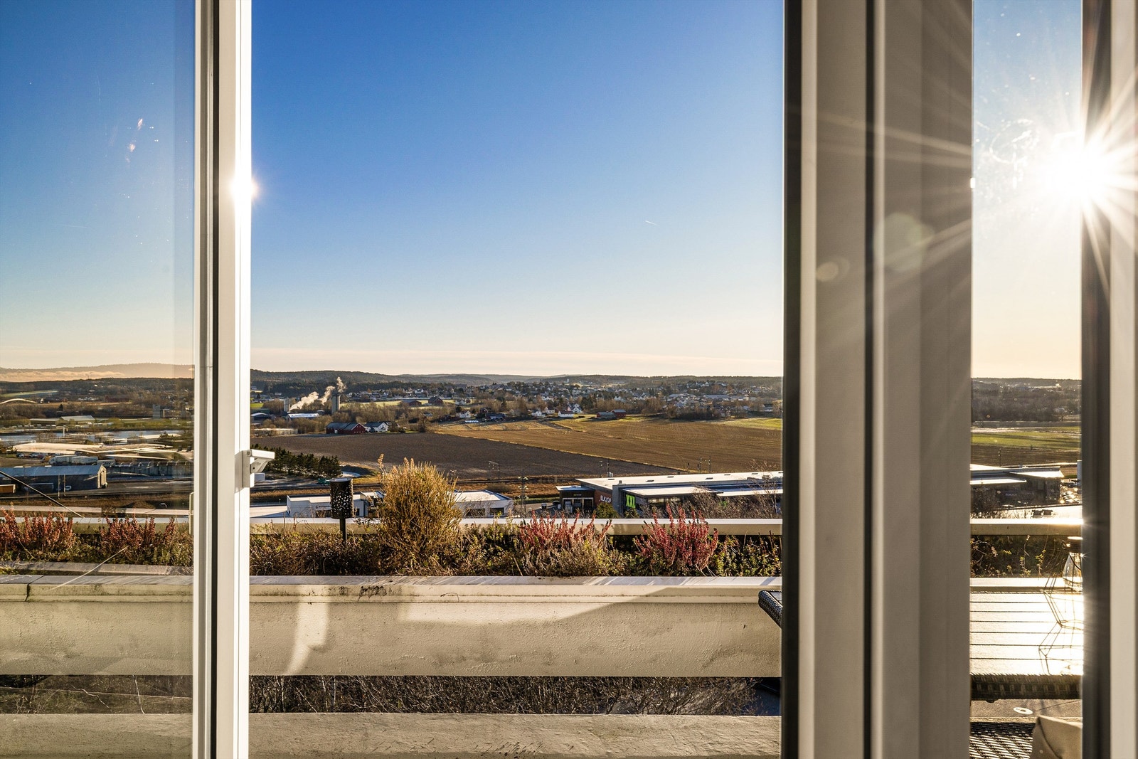 Fra stuen ser du langt ut over landskapet på Østsiden og Borge. Galleribilde