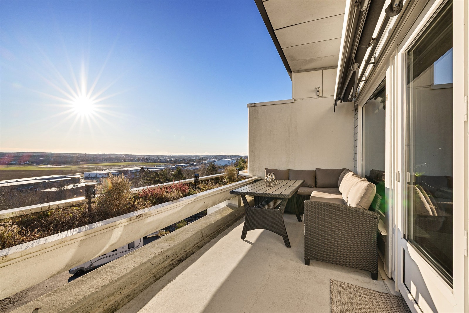 Foruten fantastisk utsikt har balkongen også meget gode solforhold første del av dagen, allerede fra solen står opp over horisonten i øst. Galleribilde