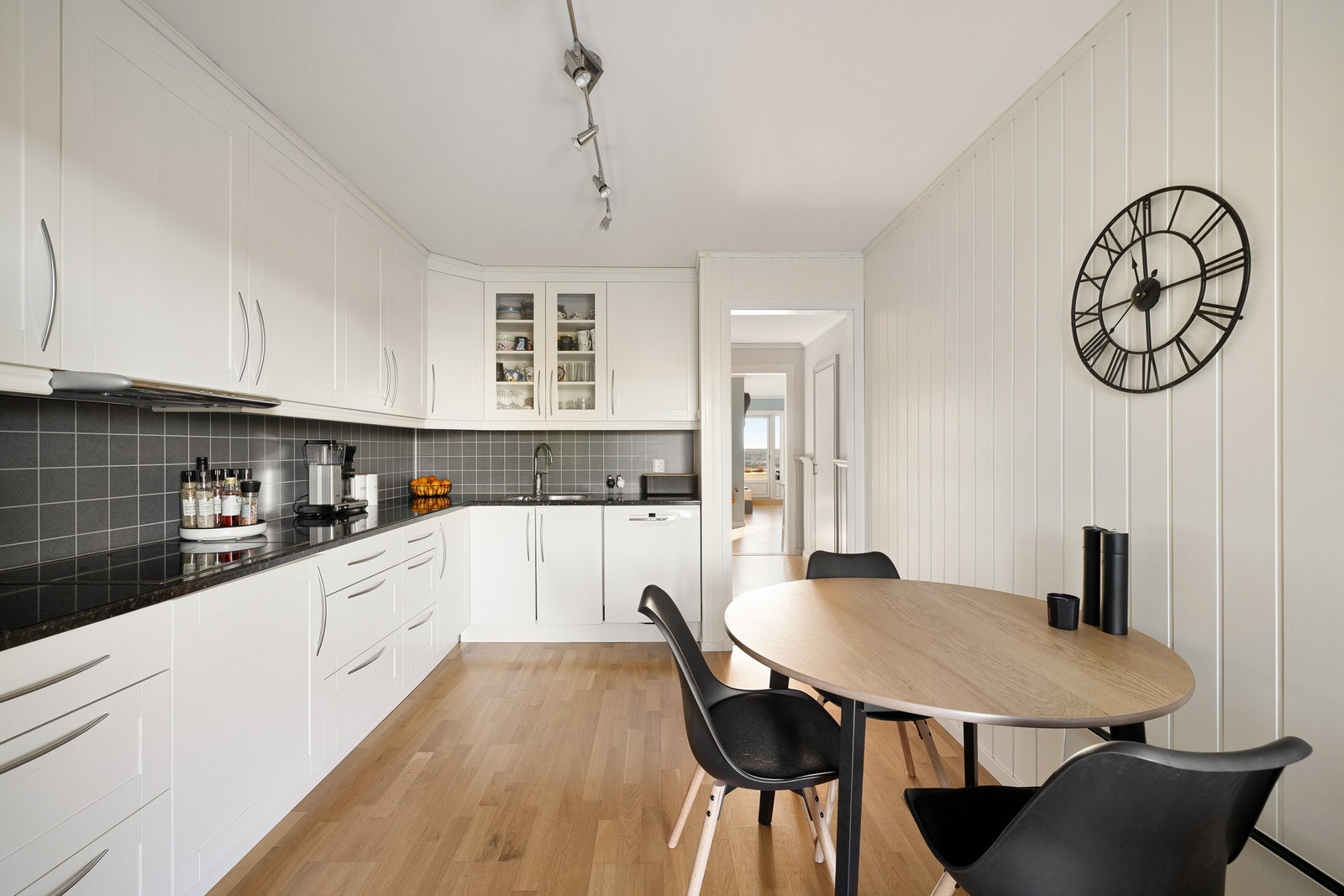 Kjøkkenets innredning tilbyr en hel rekke oppbevaringsmuligheter. Alle hvitevarer medfølger. Galleribilde