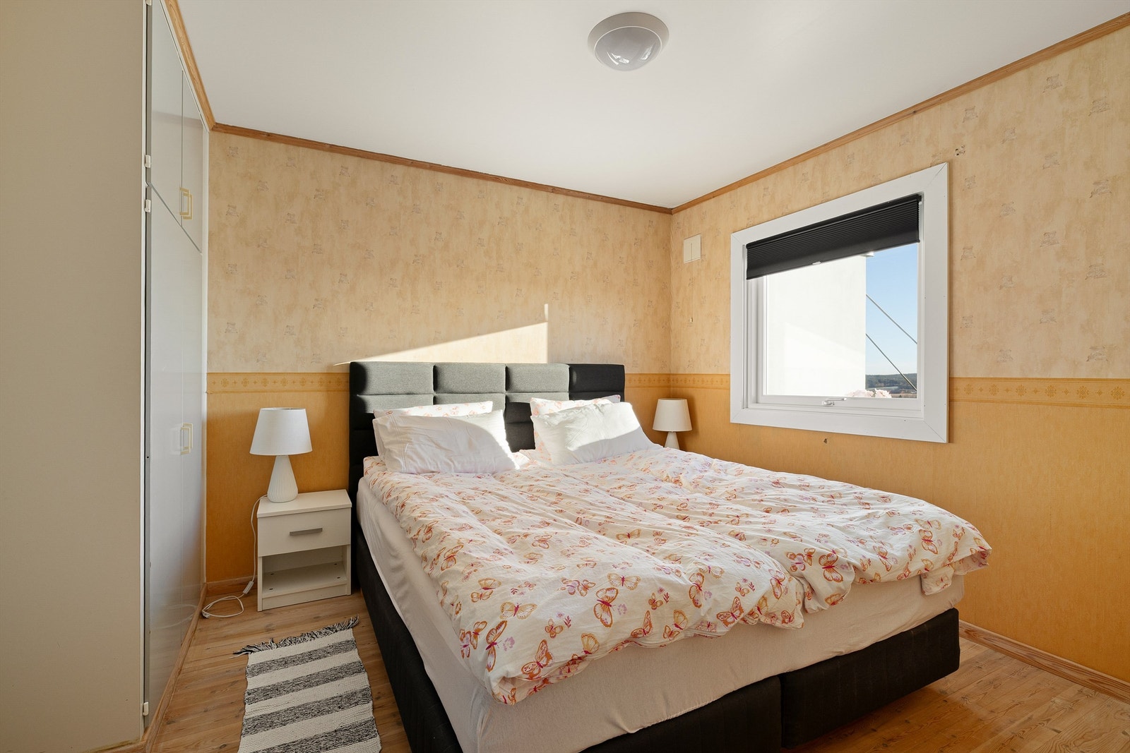 I hovedsoverommet kan du både sovne og våkne til den samme langstrakte utsikten som sees i stuen og ute på balkongen. Galleribilde