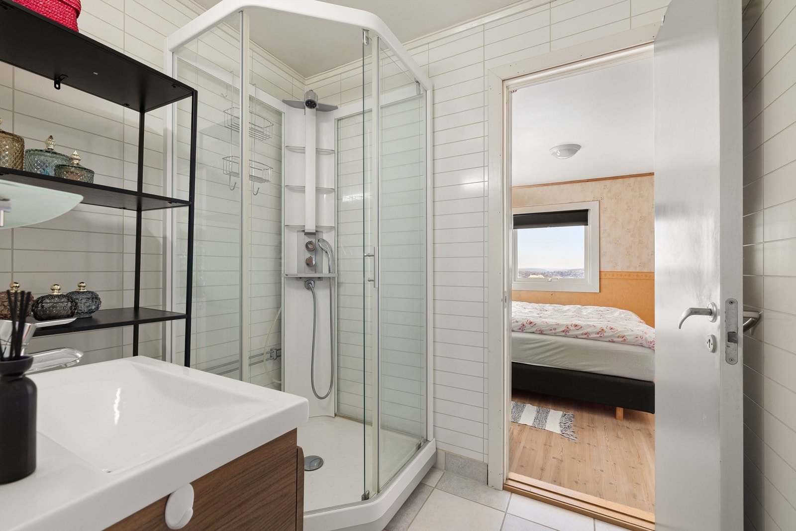 Badet benyttes i dag med dusjkabinett som begrenser vannpåkjenning direkte på overflatene. Galleribilde