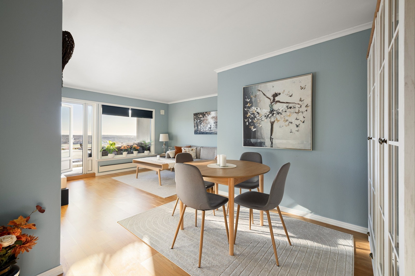 Stuens store vinduer både ivaretar utsikten og slipper solen inn fra tidlig morgen. Innsyn i er ikke tema. Galleribilde