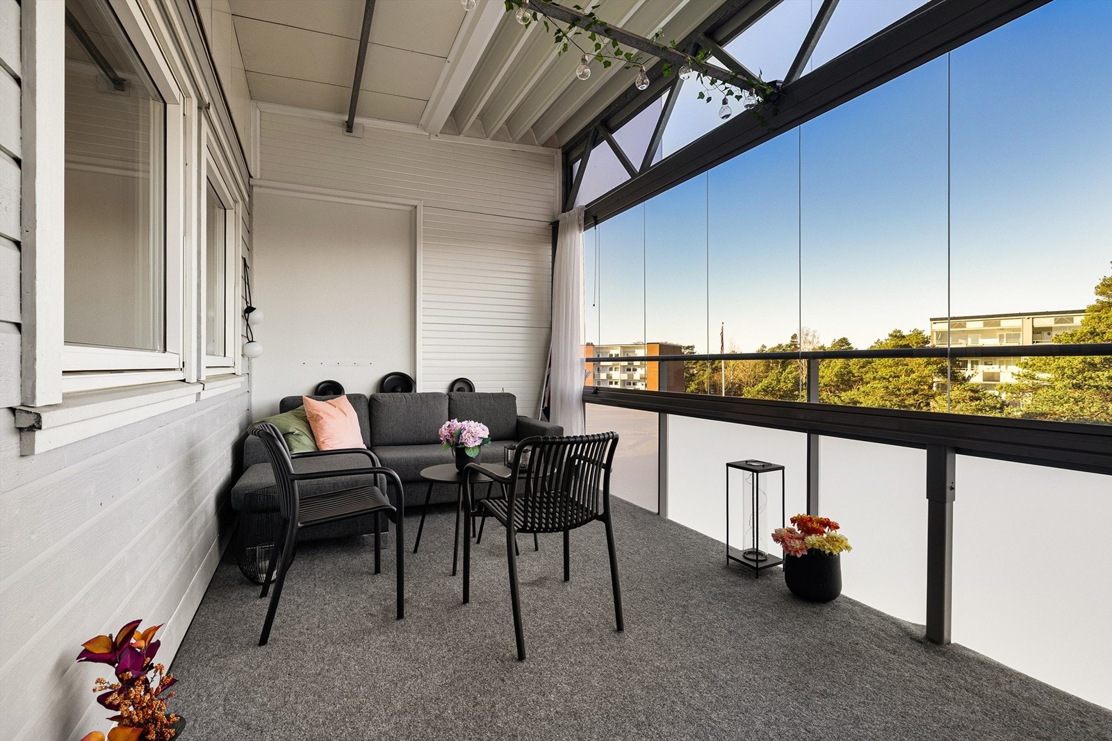 Verandaen er nærmest et ekstra rom, med skjermende glass som gjør det mulig å sitte ute selv om været ikke er på sitt aller beste. Galleribilde